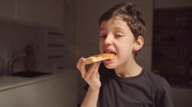 Çocuk gece geç saatte evde pizza yiyor. Çocuk evde yalnız..