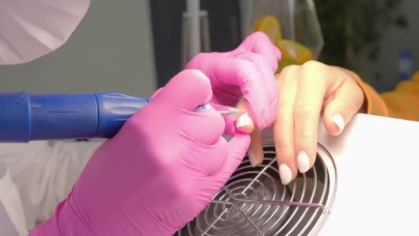 Manikürenmeister überzieht Kunden mit Schellack, Hände in Großaufnahme. Professionelle Maniküre im Schönheitssalon. Hygiene und Pflege der Hände. Konzept der Schönheitsindustrie. — Stockvideo