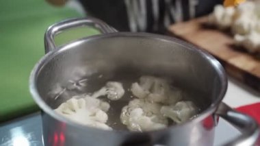 Kesik Elli Kadın Kesme Kurulunda Yemek Hazırlıyor.