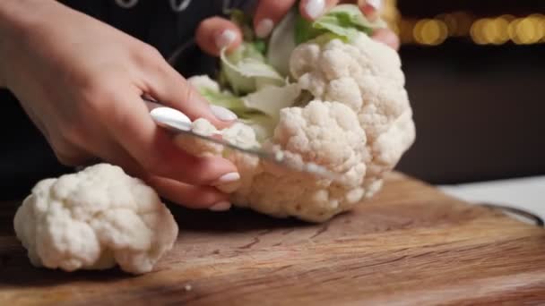 Mano recortada de la mujer que prepara la comida en la tabla de cortar . — Vídeo de stock