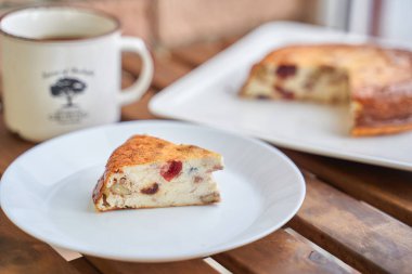 Kuru üzümlü süzme peynir güveci ve ahşap arka planda irmik. Peynirli güveç..