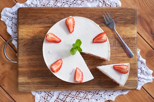 Beyaz arkaplanda bir dilim çilekli cheesecake, seçici odak, kare resim.
