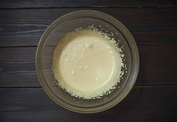 Процесс приготовления пасхального торта круффин, украшенный сухофруктами и орехами . — стоковое фото