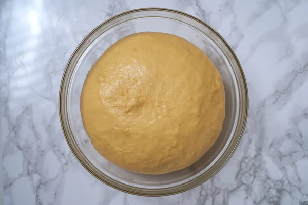 Proces van koken Paastaart cruffine, versierd met gedroogde vruchten en noten. — Stockfoto