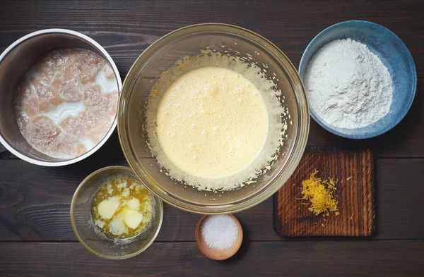 Процесс приготовления пасхального торта круффин, украшенный сухофруктами и орехами . — стоковое фото