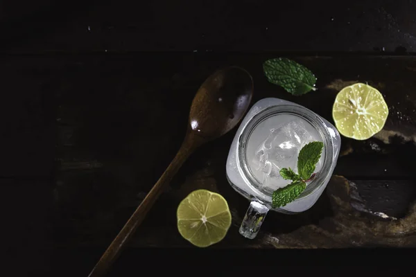 Lemon juice. Lemon juice in a glass. Place on a dark wooden floo — Stockfoto