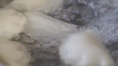 Kaynayan ve kaynayan tencere suyunda mantı ya da ravioli pişirmek, çok yakından.