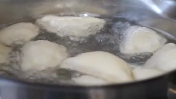 Gnocchi da cucina o ravioli in acqua bollente e bollente — Video Stock