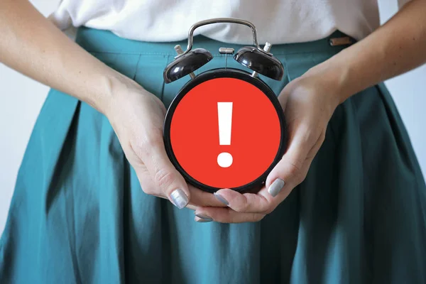 Karnı ağrıyan bir kadın. Gecikmiş dönem, istenmeyen hamilelik, kadınların sağlığı ve adette gecikme..