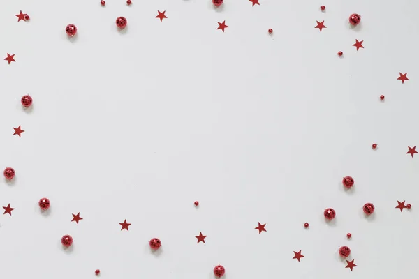Χριστούγεννα φόντο - κόκκινο διακοσμήσεις σε λευκό τραπέζι. Χριστούγεννα, χειμώνας, νέα χρονιά. Επίπεδο lay, πάνω όψη — Φωτογραφία Αρχείου