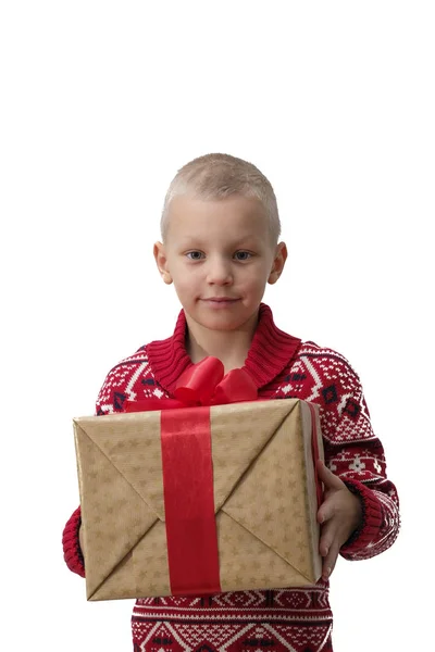 Kind met kerstcadeaudoos in de hand. Jongen geïsoleerd op witte achtergrond. Nieuwjaars- en kerstconcept. — Stockfoto