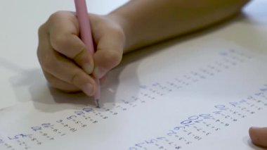 Çocuk ödev yapıyor, matematik yapıyor. Kapat.