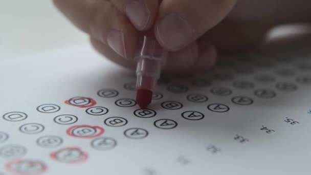 Barn hand fyllning bubbla test med röd markör, närbild — Stockvideo