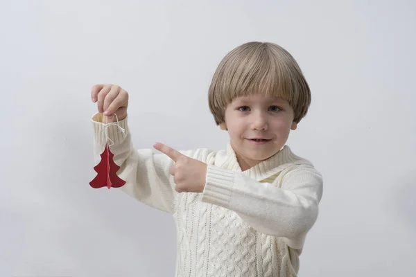 크리스마스 장식을 손에 들고 있는아이. 하얀 배경의 소년. 새해와 X-Mas 개념. — 스톡 사진