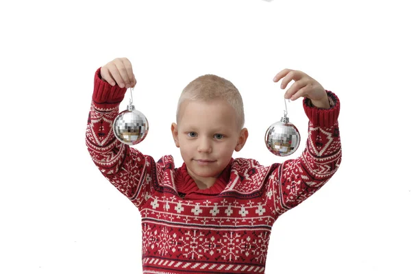 크리스마스 선물 상자를 들고 있는아이. 하얀 배경에 고립 된 소년. 새해와 x-mas 컨셉. — 스톡 사진