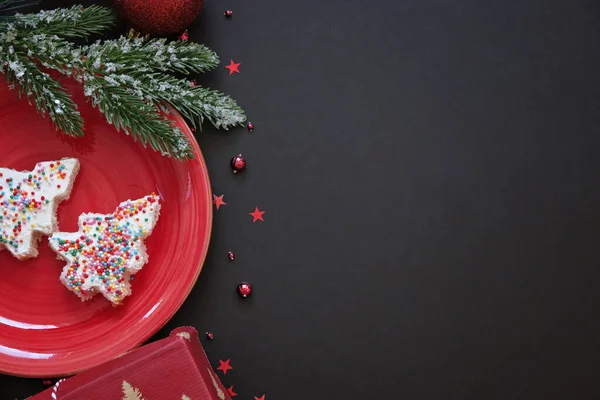 Boże Narodzenie czarne tło z jadalną choinką i miejsce na tekst. Koncepcja żywności noworocznej. — Zdjęcie stockowe