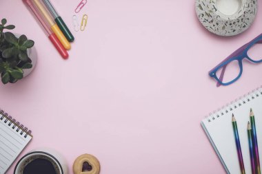 İpuçları - pembe arka planda ofis çalışma alanında tahta küplerle düz konum