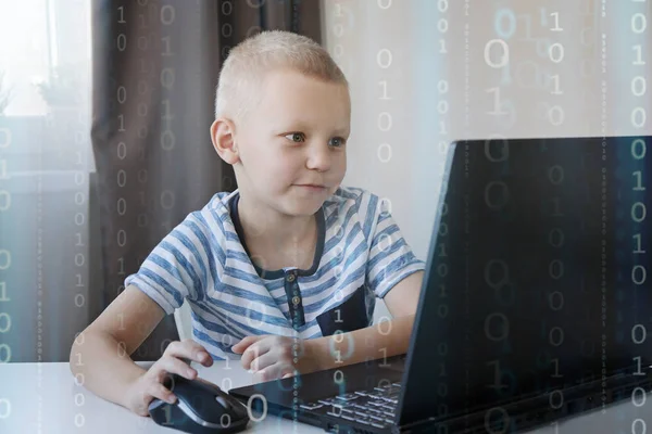 Evdeki bir bilgisayara kod yazan genç bir programcı. Çocuklar için programlama dersleri. — Stok fotoğraf