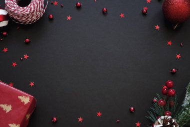Kırmızı süslemeli siyah şenlik arka planı, Noel ve metin için yeni yıl tebrik kartı