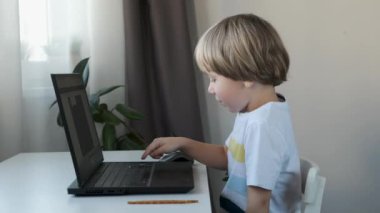 Çocuk bilgisayar üzerinde çalışıyor, programlıyor, öğreniyor ya da oynuyor