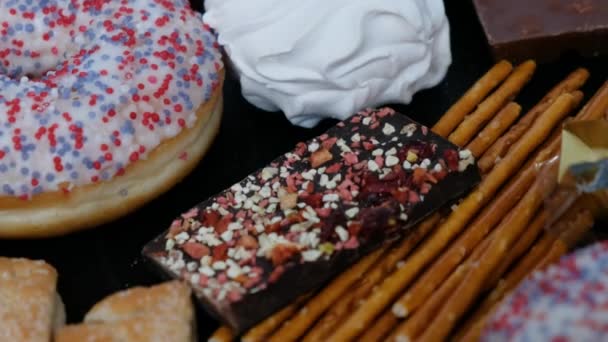 Cibo di zucchero malsano: ciambelle, dolci, biscotti e cioccolato. I prodotti causano diabete — Video Stock