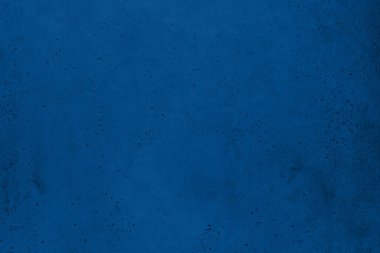 Arka plan için eski beton duvarın dokusu 2020 yılının klasik mavi renginde