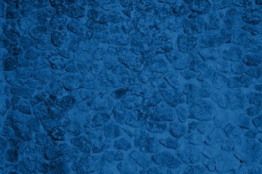Eski taş duvar dokusunun arka planı, 2020 yılının klasik mavi rengi doğal desen.