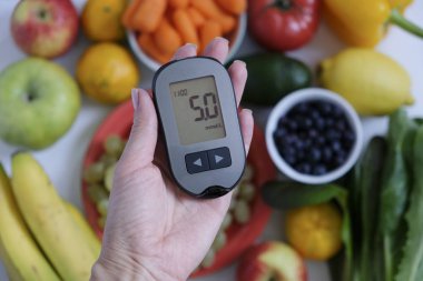 Diyabet konsepti engeller: elde glukometre ve sağlıklı yiyecek. Beslenme diyabetik hastalığa neden olur, yüksek risk