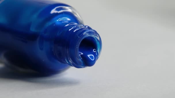 Trendige blaue Farbe - Nagellack, Farbe ausgießen. Nahaufnahme — Stockvideo