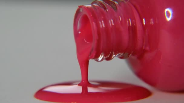 분홍 매니큐어, 페인트를 붓습니다. 가까이 서 — 비디오