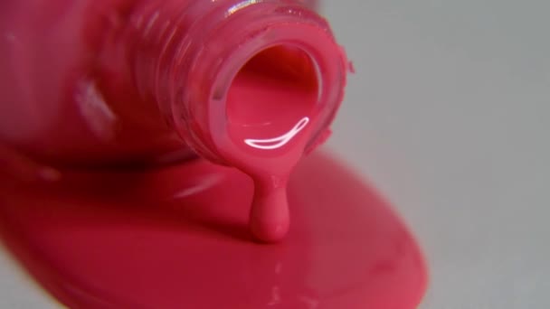 Esmalte de uñas rosa, pintura verter. De cerca. — Vídeos de Stock