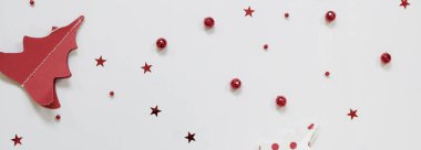 Noel afişi, beyaz arka planda kırmızı süslemeler. Noel, kış, yeni yıl konsepti. Düz yatış, üst görünüm