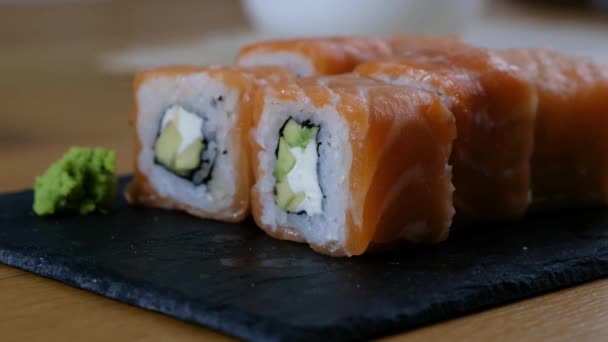 Bezorging food concept: iemand neemt Philthe Rolls sushi, close-up — Stockvideo