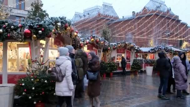 Moscow, december 2019: Christmas fair - decorations on Red Square and Manezhnaya Square in the center of Moscow — Stock Video