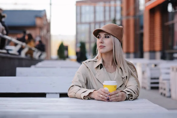 Mulher loira bonita bebendo café no café ao ar livre — Fotografia de Stock