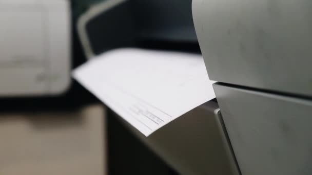 Proces lisování papíru ve velké laserové tiskárně pro inženýry — Stock video