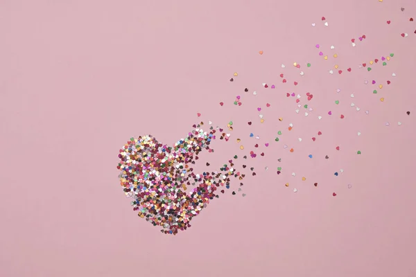 Composición de San Valentín con corazón roto hecho de confeti sobre fondo rosa —  Fotos de Stock