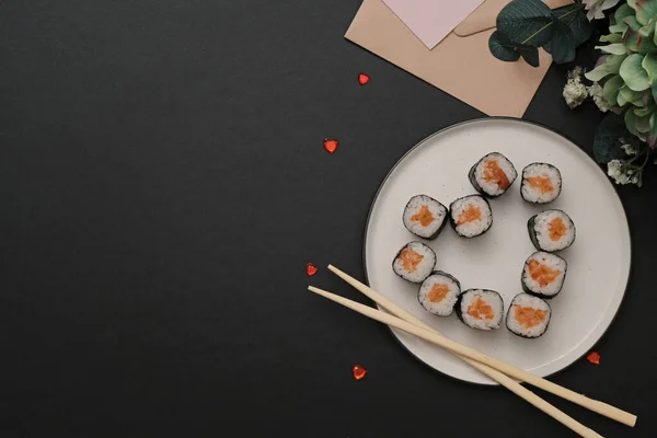 情人节的寿司-心形卷曲,盘面为黑色背景. 案文的篇幅. — 图库照片