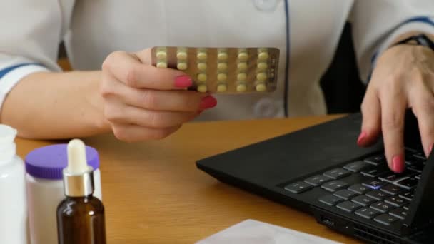 Arzt sucht online nach Medikamenten und Nahrungsergänzungsmitteln, tippt auf Laptop und checkt in Drogerie ein. — Stockvideo