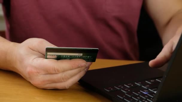 Az ember online fizet hitelkártyával és laptoppal, online vásárlás. Közelről. — Stock videók