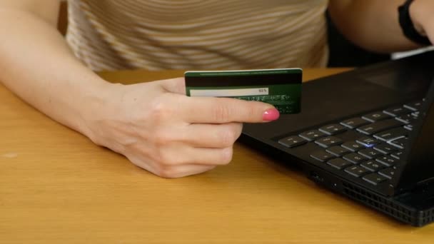 Человек, платящий онлайн с помощью кредитной карты и ноутбука, интернет-магазина.Закрыть — стоковое видео