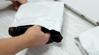 Adamın biri masaya yemek koyuyor. Yemek teslimatı konsepti. Kapatın.