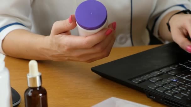 Médecin recherche de médicaments et de suppléments en ligne, dactylographier sur un ordinateur portable et de vérifier à la pharmacie . — Video