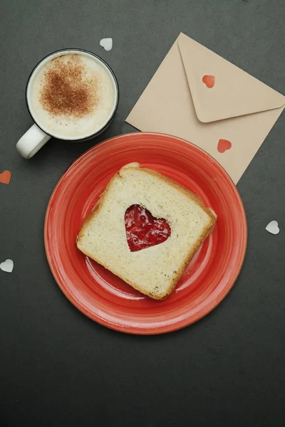 Komposition für Valentinstag-Karte mit Kaffee, Umschlag und Sandwich herzförmig — Stockfoto