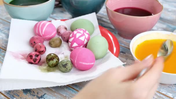 Primo piano di mani di donna che colorano uova pasquali con colore di uovo. Uova di Pasqua colorate. Preparazione della Pasqua — Video Stock