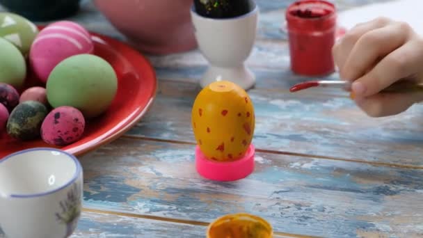 Close up of kid hands coloring easter eggs with egg dye. View from above — 비디오