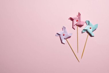 Pembe arka planda kek çubukları. Doğum günü konsepti. Sert ışık, üst görünüm