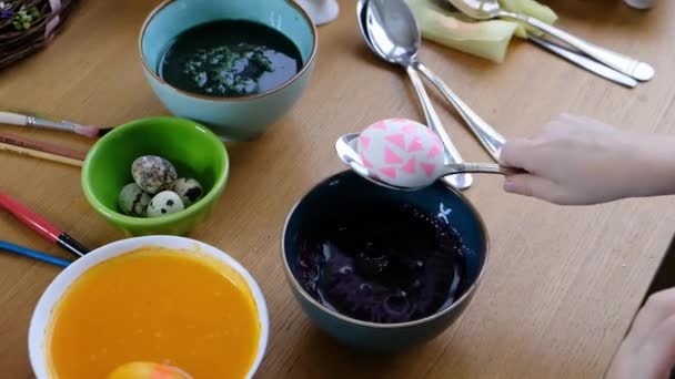 Κοντινό πλάνο του παιδιού χέρια χρωματισμός πασχαλινά αυγά με βαφή αυγών. — Αρχείο Βίντεο