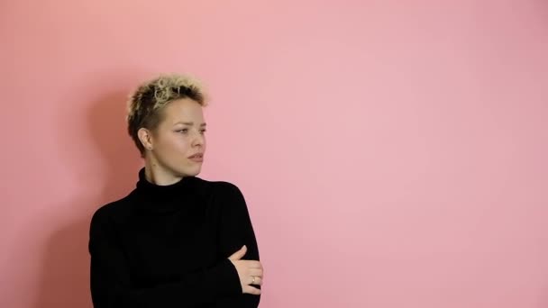 Stylish satisfied young woman with pointing right over pink background with copy space — 비디오