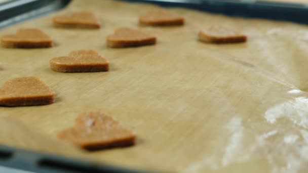 为情人节或圣诞节制作心形姜饼的女人，关门 — 图库视频影像